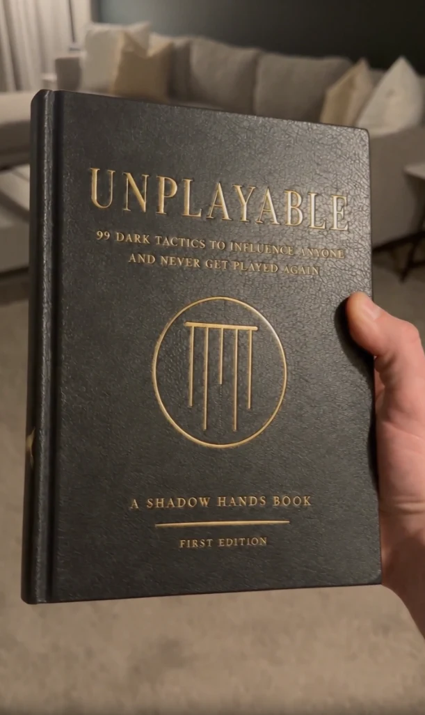 Unplayable en tapa dura, en la mano (maqueta de preproducción)